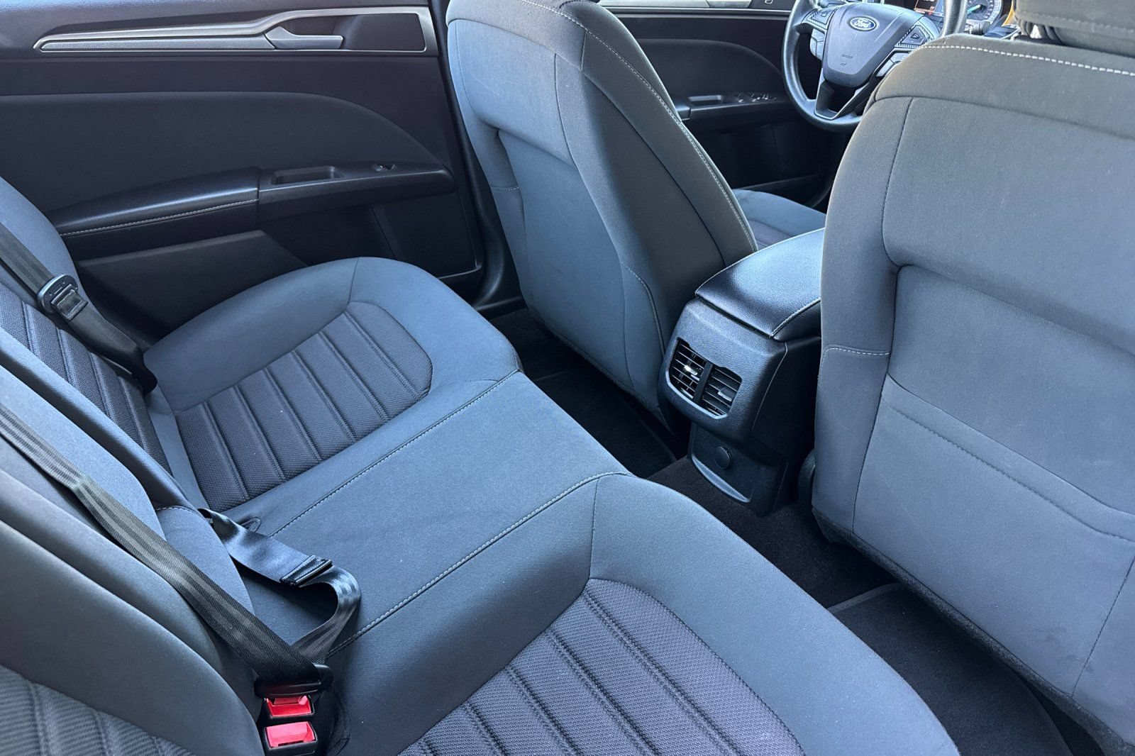 Used 2020 Ford Fusion SE FWD image 18