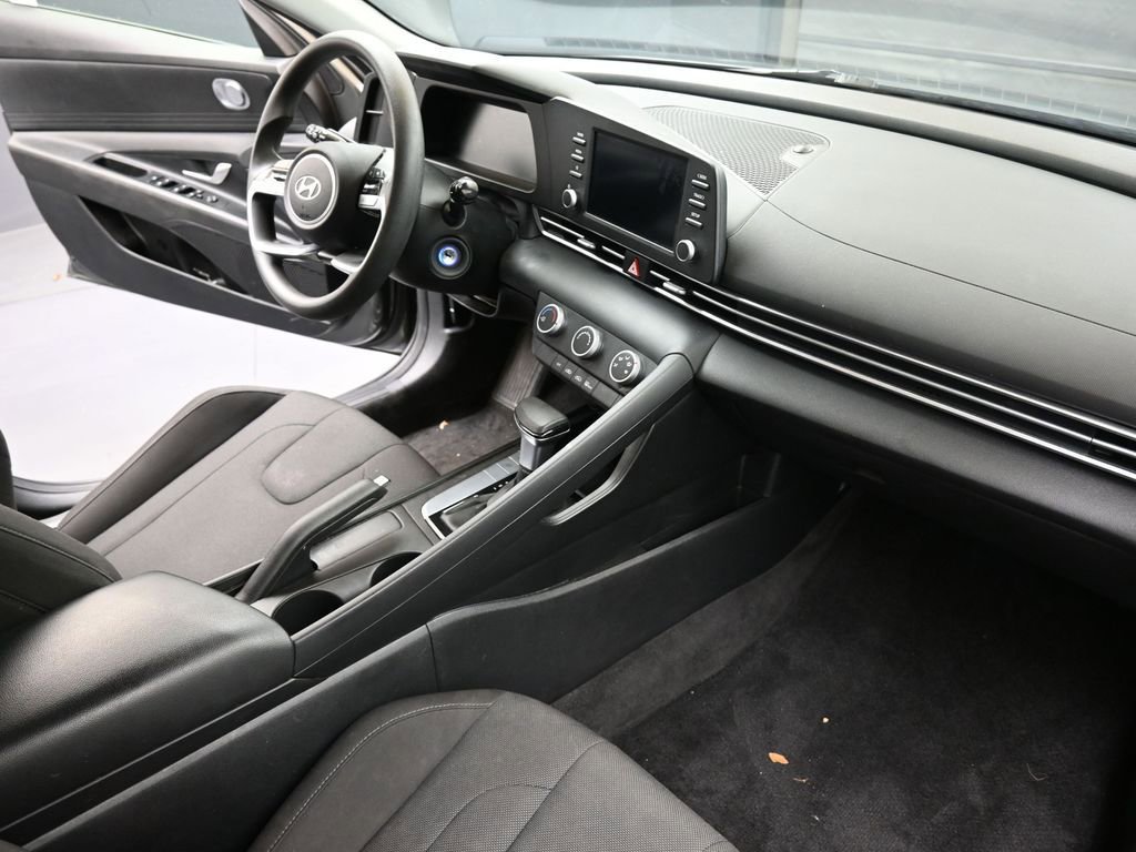 Used 2025 Hyundai Elantra SE image 12