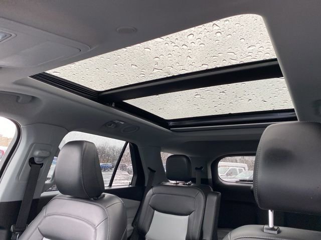 Used 2022 Ford Explorer XLT w/ Equipment Group 202A image 2