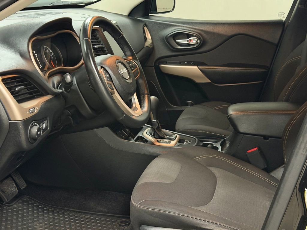 Used 2017 Jeep Cherokee Latitude w/ Cold Weather Group image 27