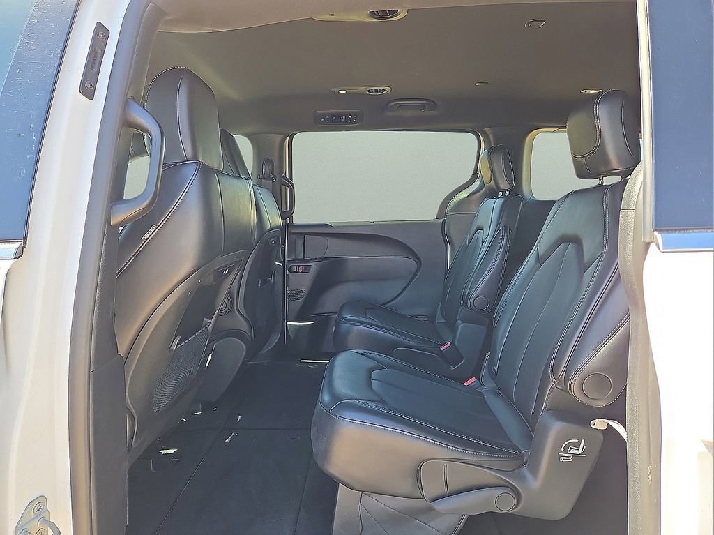 Used 2025 Chrysler Pacifica Select image 15