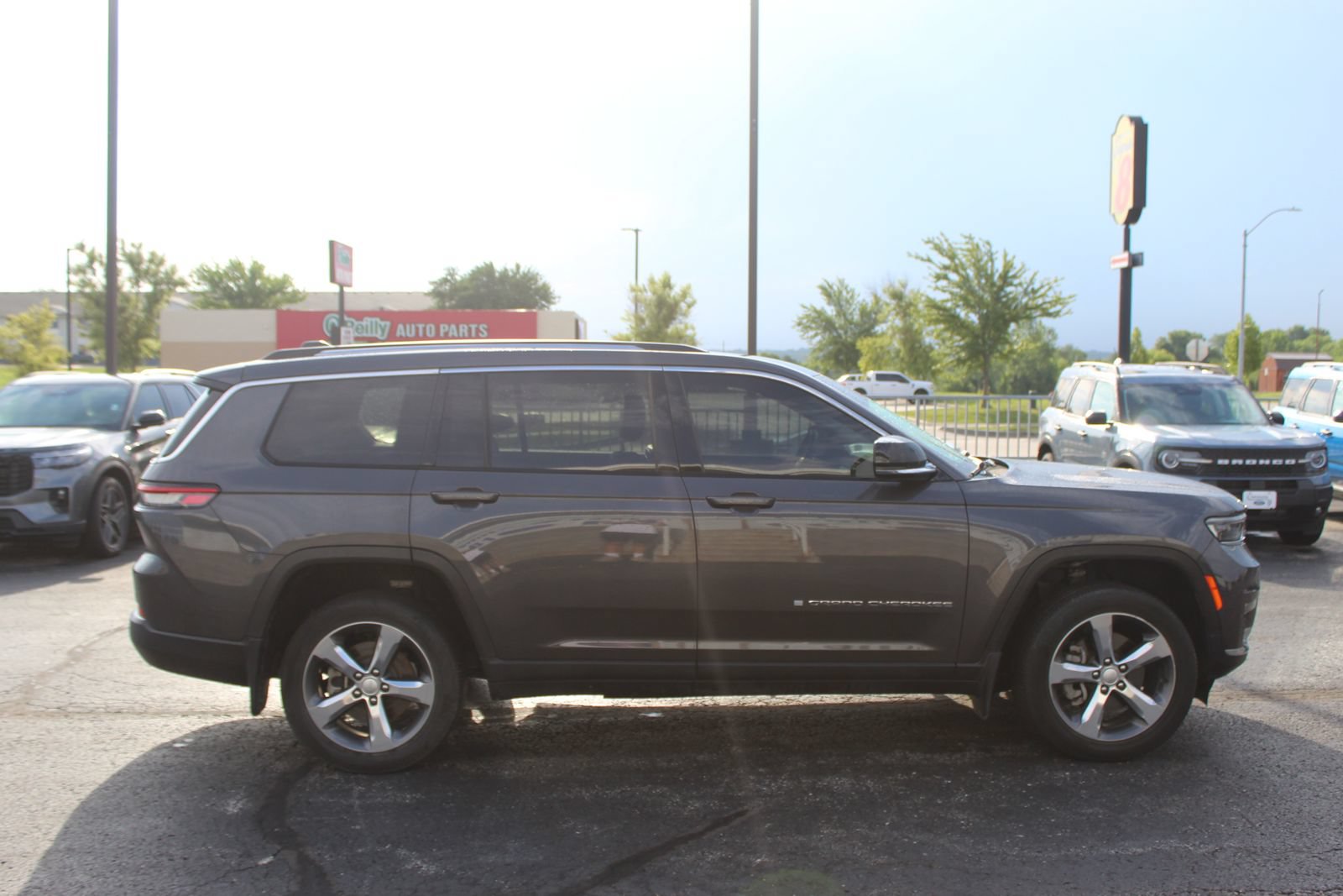 Used 2022 Jeep Grand Cherokee L Limited w/ MOPAR Finishing Package AWD/4WD image 6