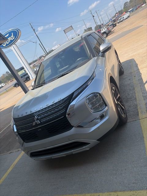 Used 2023 Mitsubishi Outlander SE image 2