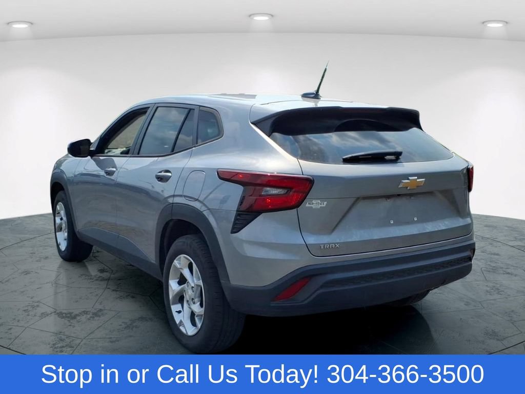 Used 2024 Chevrolet Trax LS w/ LS Convenience Package FWD image 4