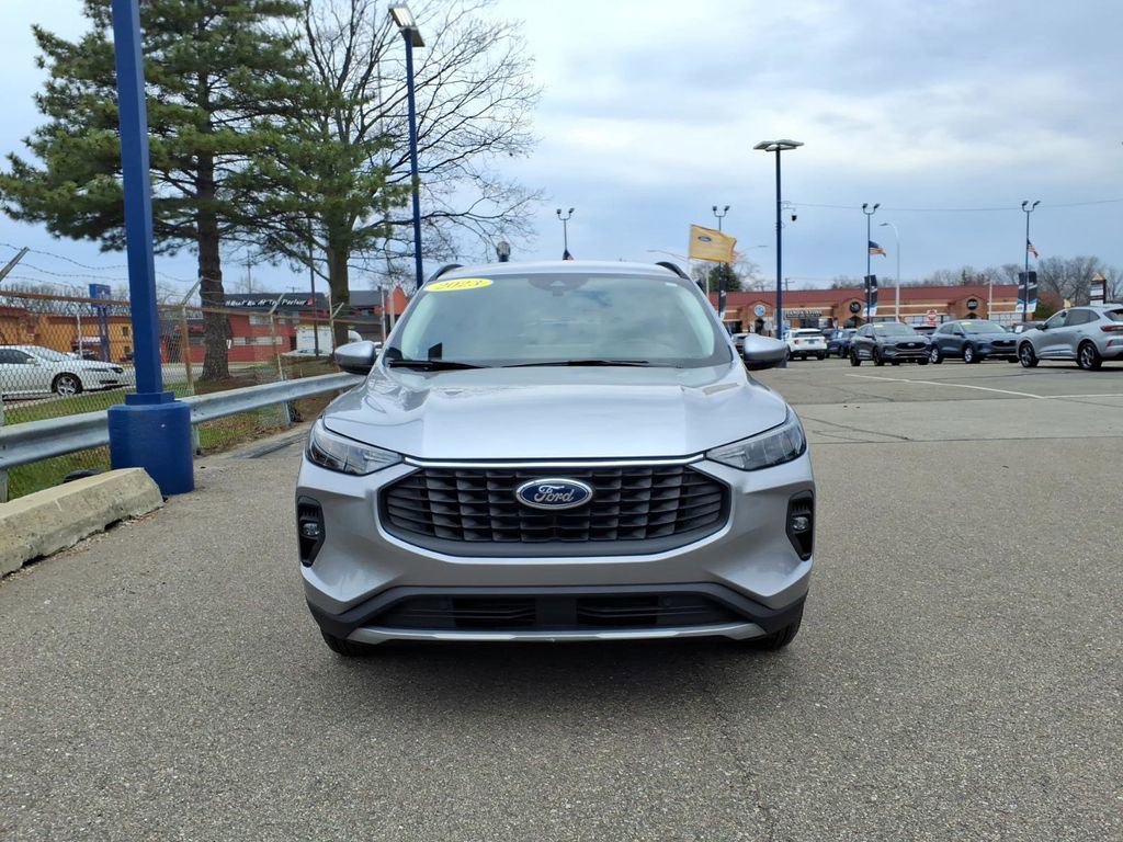 Certified 2023 Ford Escape SE image 2