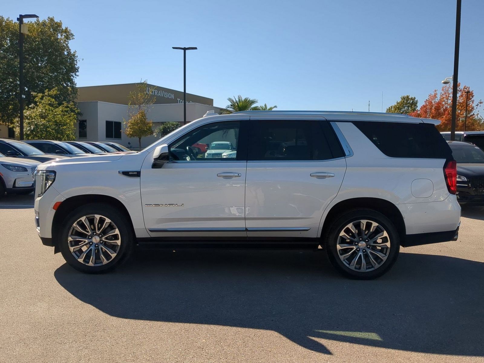 Used 2021 GMC Yukon Denali w/ Denali Premium Package image 6