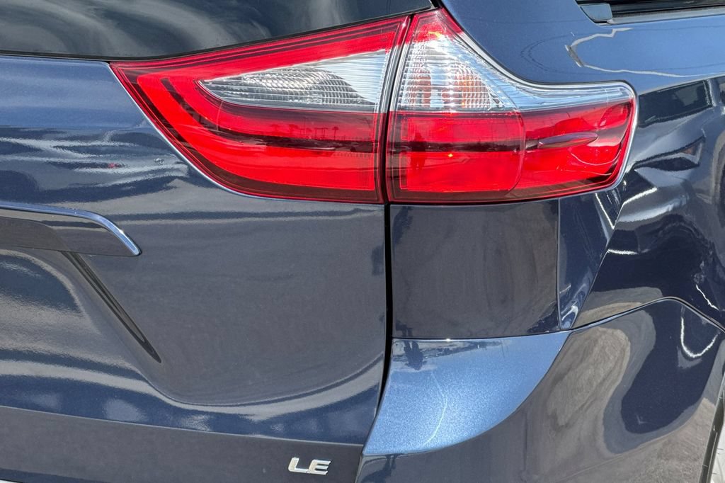 Used 2020 Toyota Sienna LE w/ LE Preferred Package FWD image 34