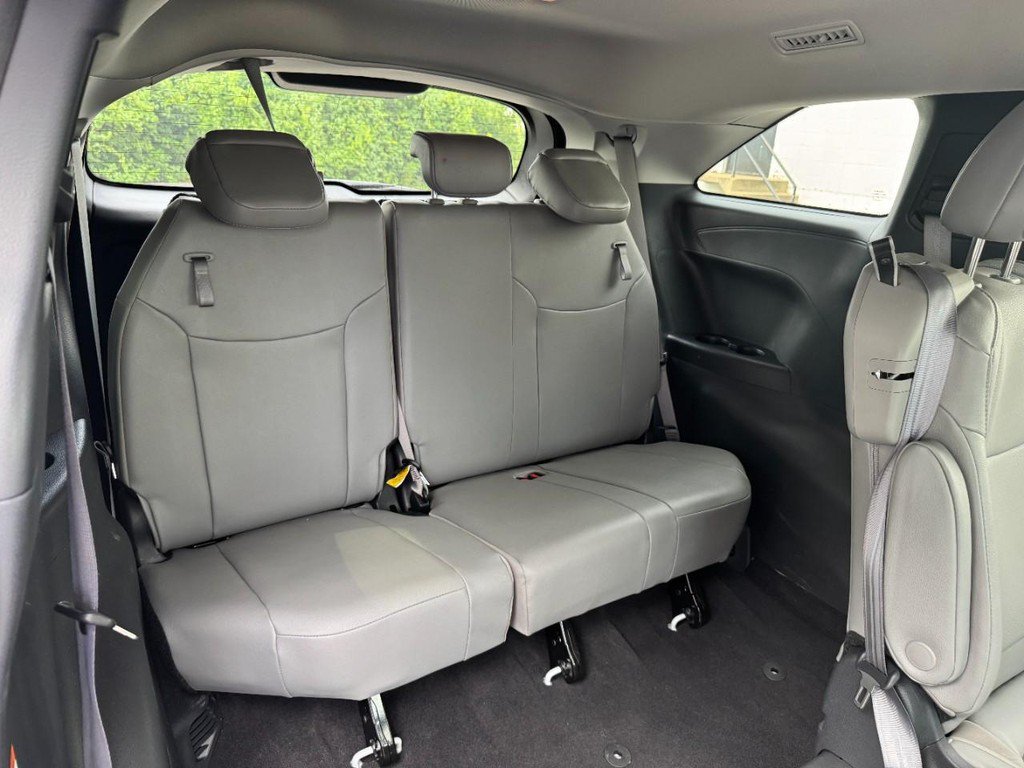 Used 2025 Toyota Sienna XLE FWD image 17