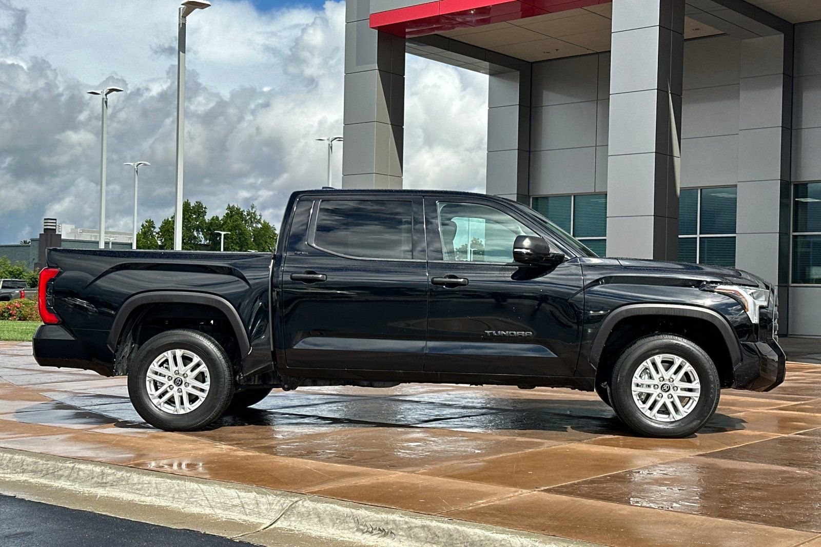 Used 2023 Toyota Tundra SR5 w/ SR5 Convenience Package AWD/4WD video 3