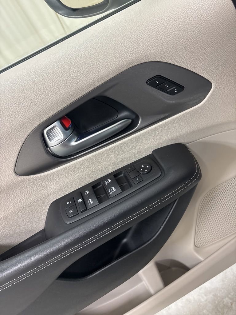 Used 2023 Chrysler Pacifica Touring-L FWD image 19