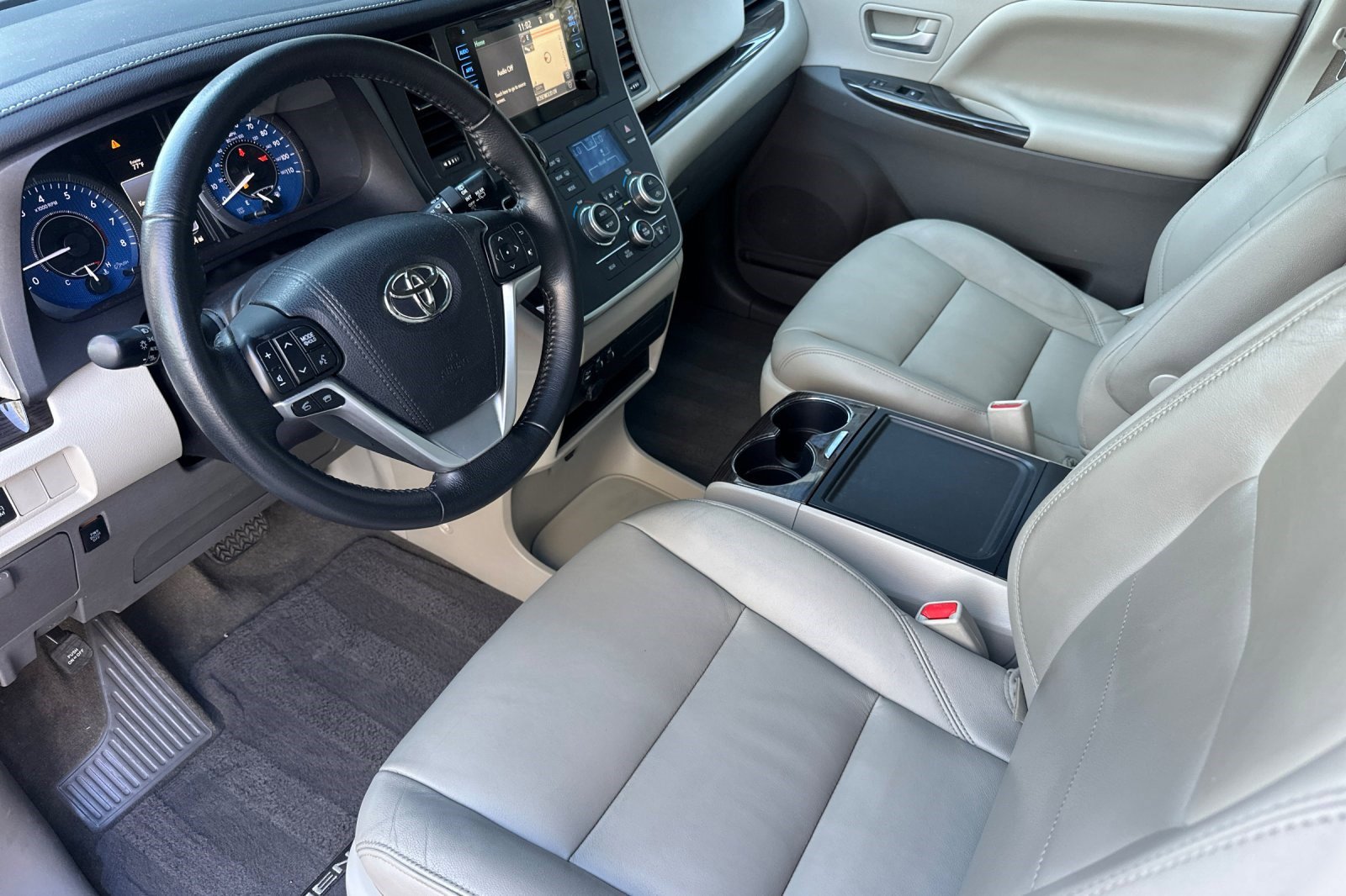 Used 2015 Toyota Sienna XLE w/ XLE Navigation Package image 11