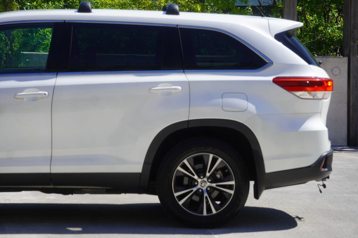 Used 2019 Toyota Highlander LE AWD/4WD image 18