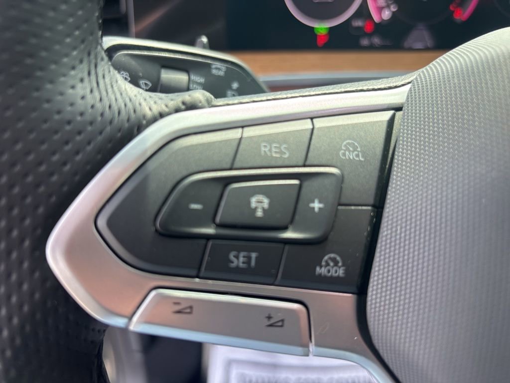 Used 2025 Volkswagen Tiguan SEL R-Line AWD/4WD image 30