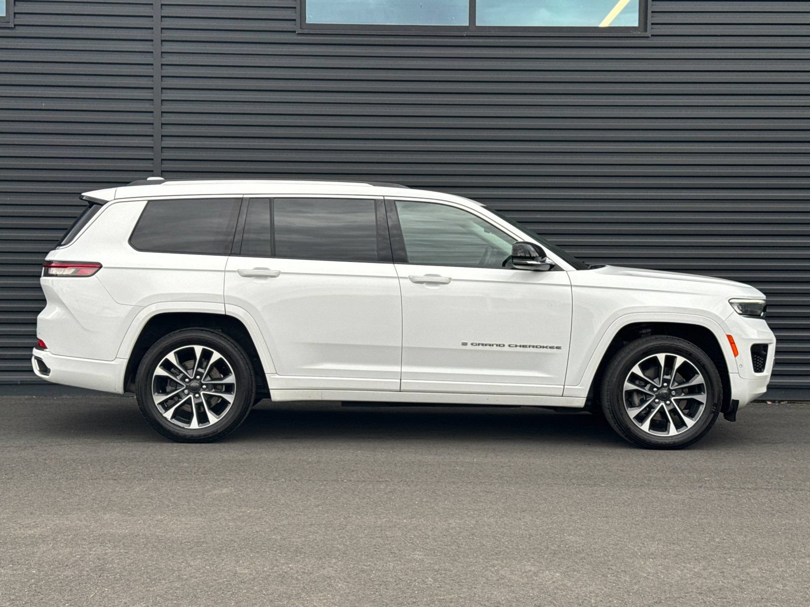 Used 2021 Jeep Grand Cherokee L Overland w/ Luxury Tech Group IV AWD/4WD image 10