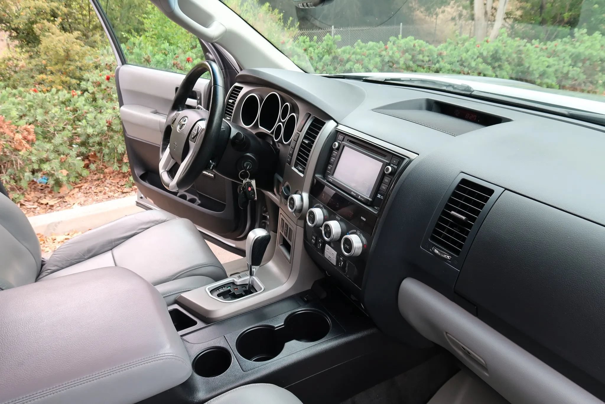 Used 2017 Toyota Sequoia Limited w/ Safety & Convenience Package AWD/4WD image 31