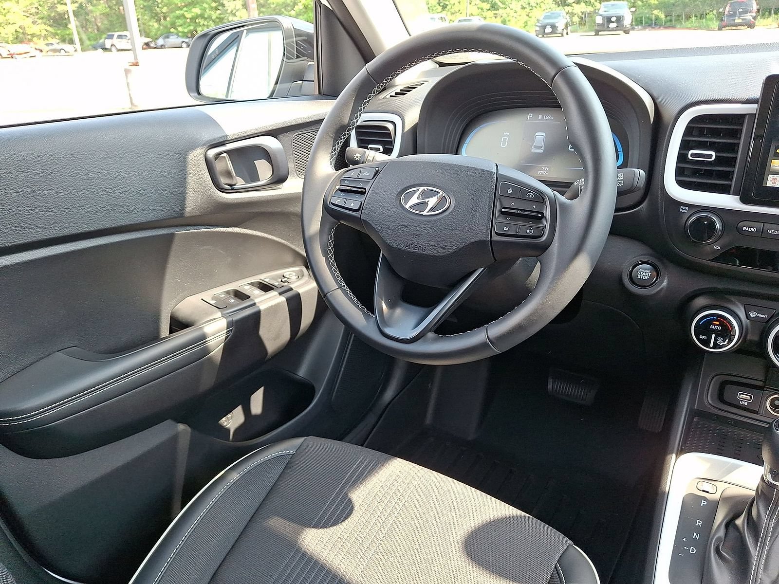 Certified 2025 Hyundai Venue Limited FWD image 15