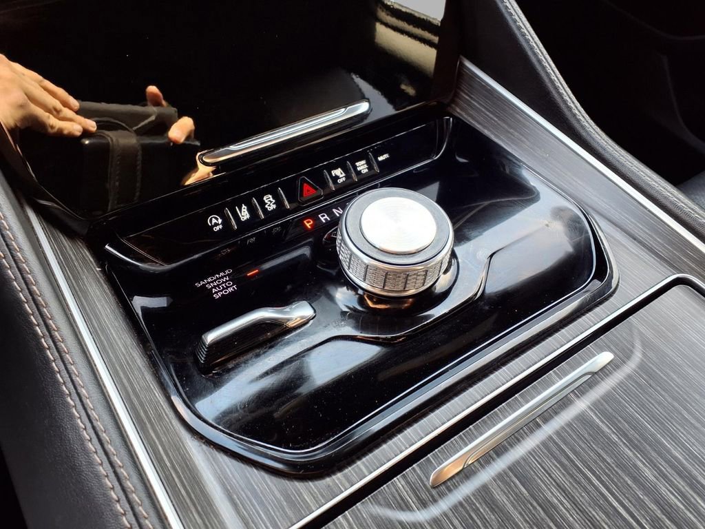 Certified 2024 Jeep Wagoneer Series II w/ Flexible Seating Group AWD/4WD image 10