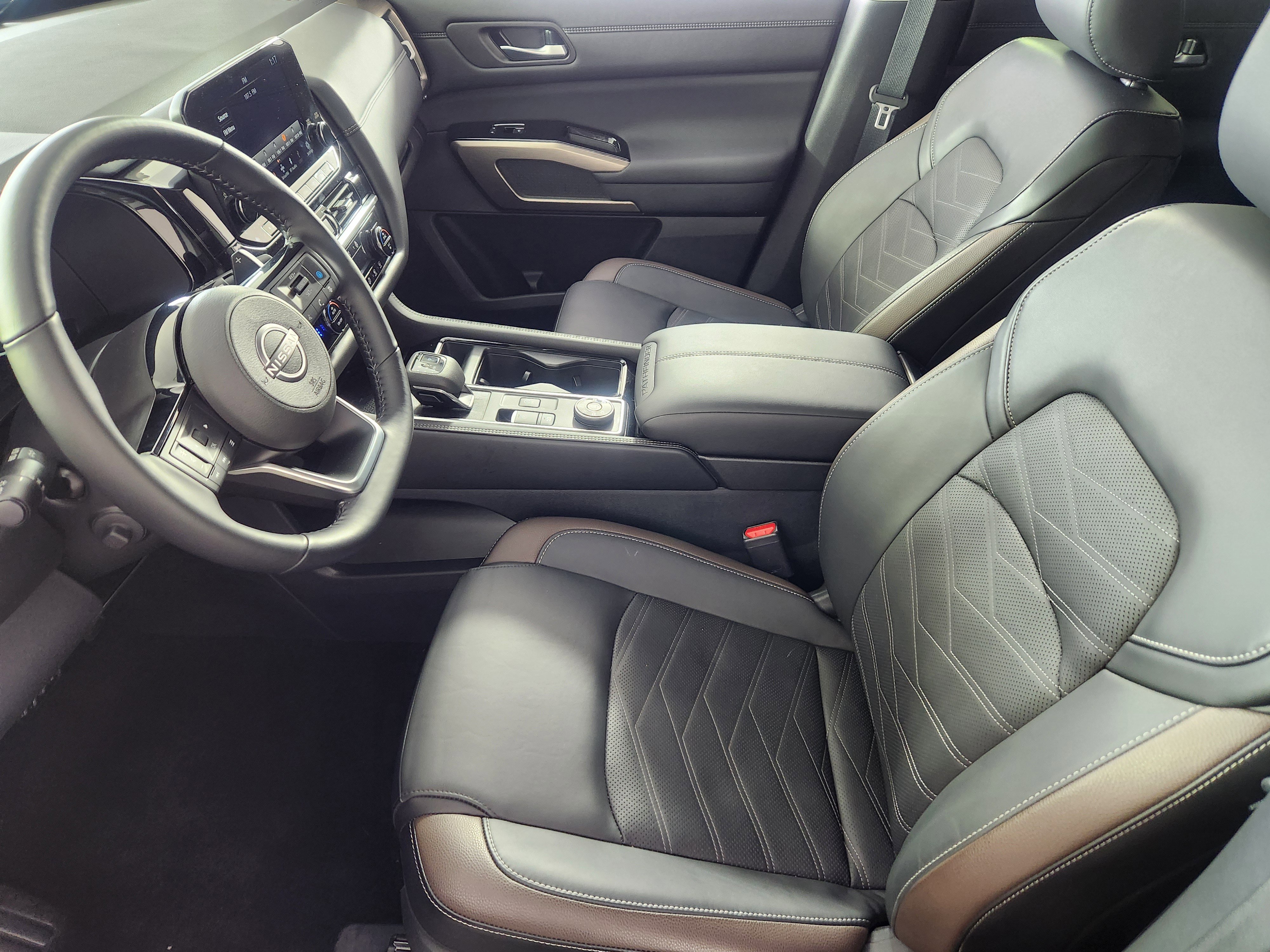 Used 2025 Nissan Pathfinder Platinum image 11