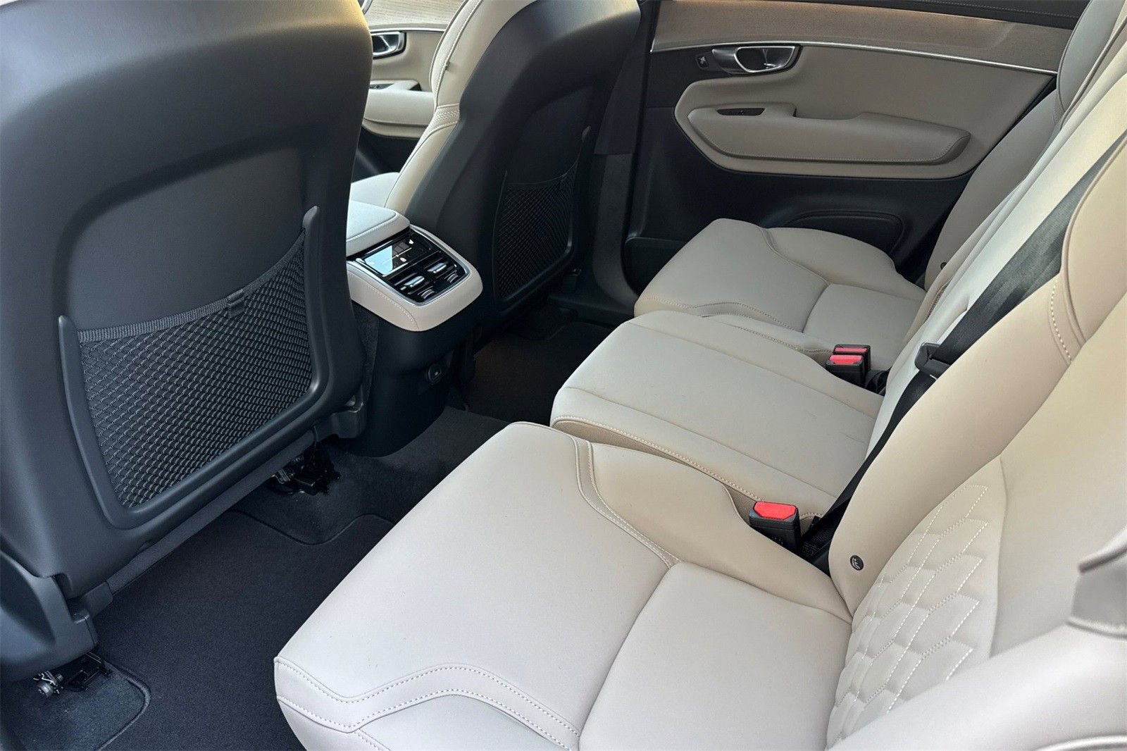 Used 2026 Volvo XC90 B5 Core w/ Protection Package AWD/4WD image 4