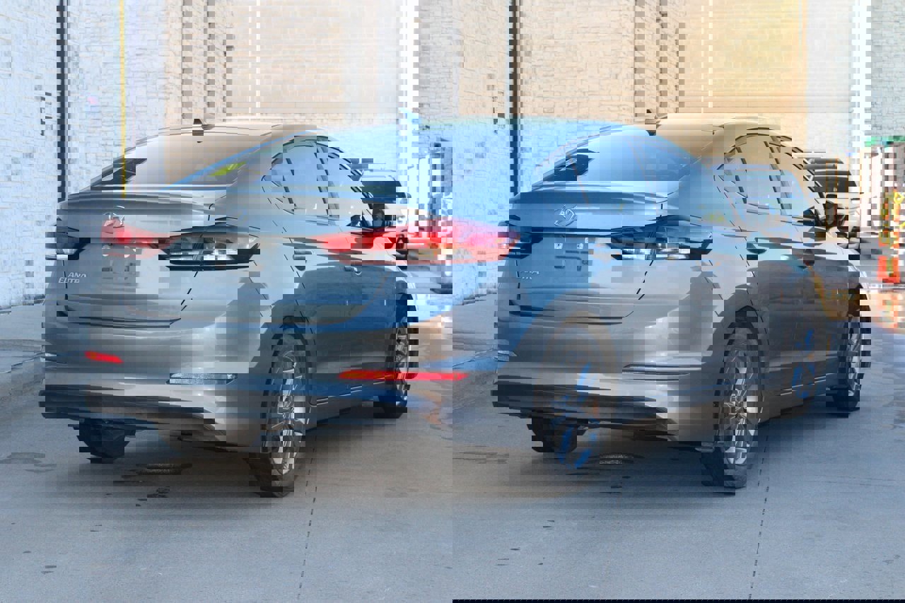 Used 2017 Hyundai Elantra SE image 3