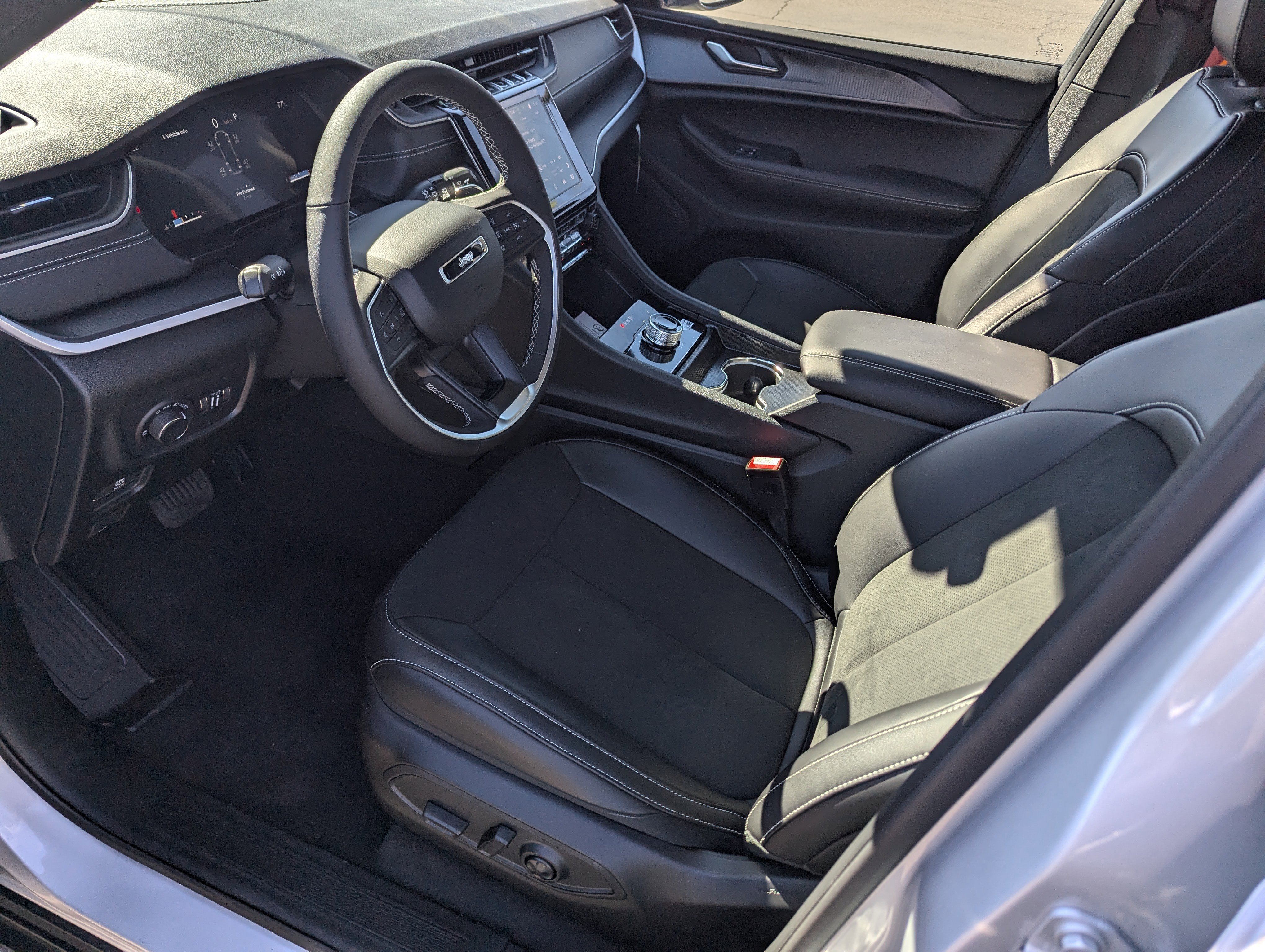 New 2025 Jeep Grand Cherokee L Altitude image 9