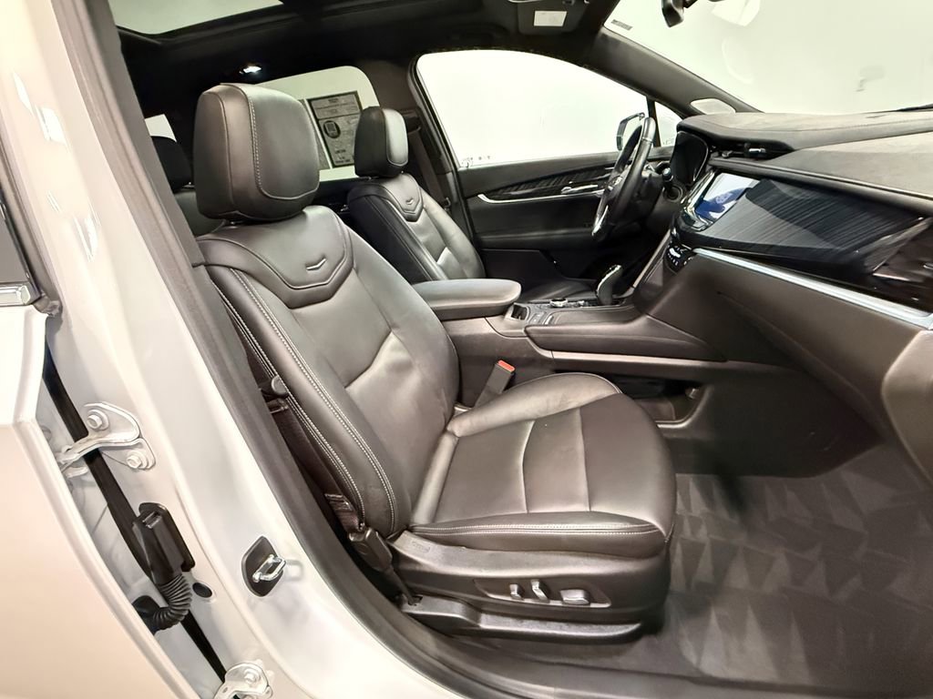 Used 2023 Cadillac XT6 Premium Luxury image 13