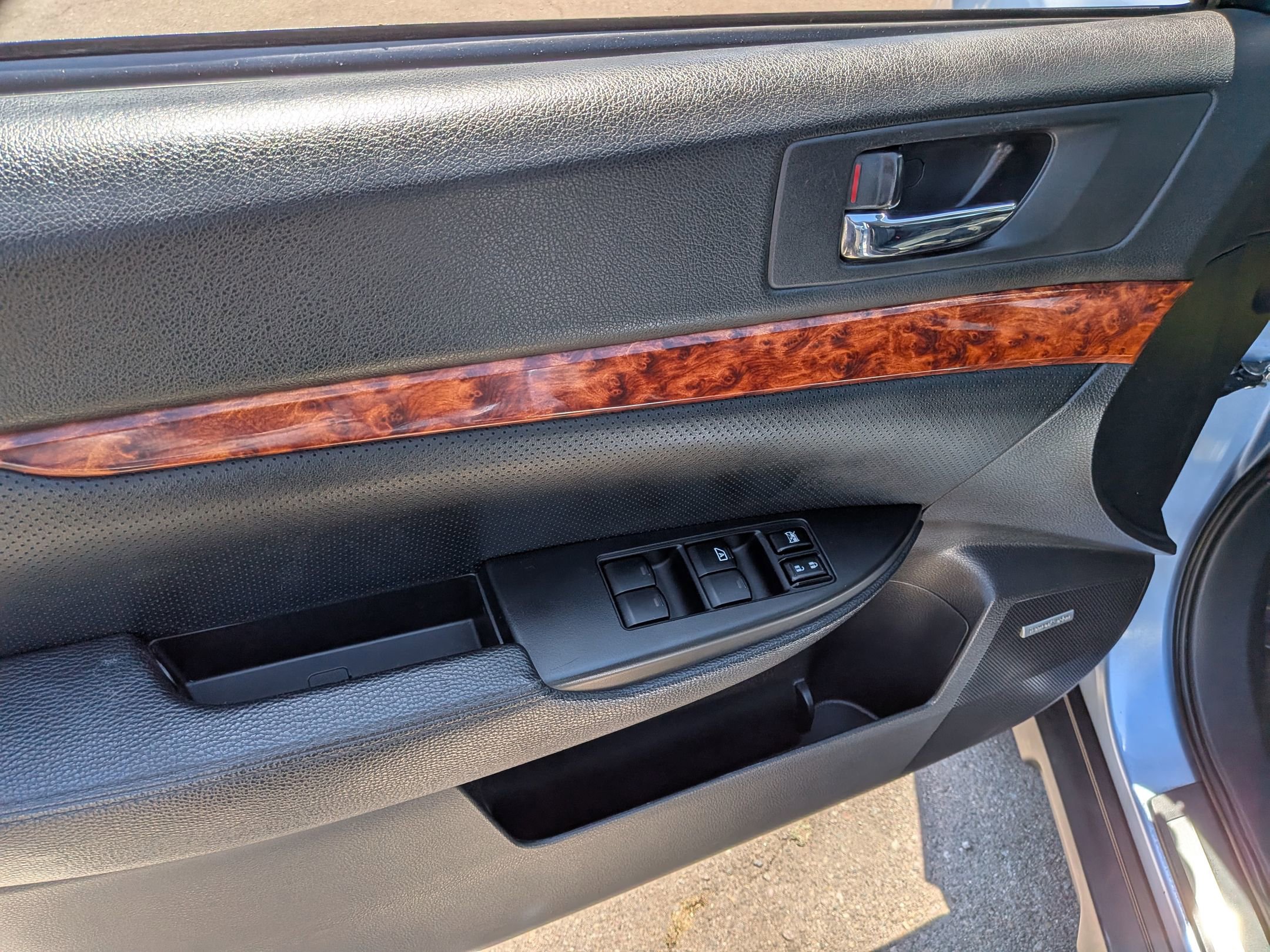 Used 2011 Subaru Outback 2.5i Limited AWD/4WD image 8