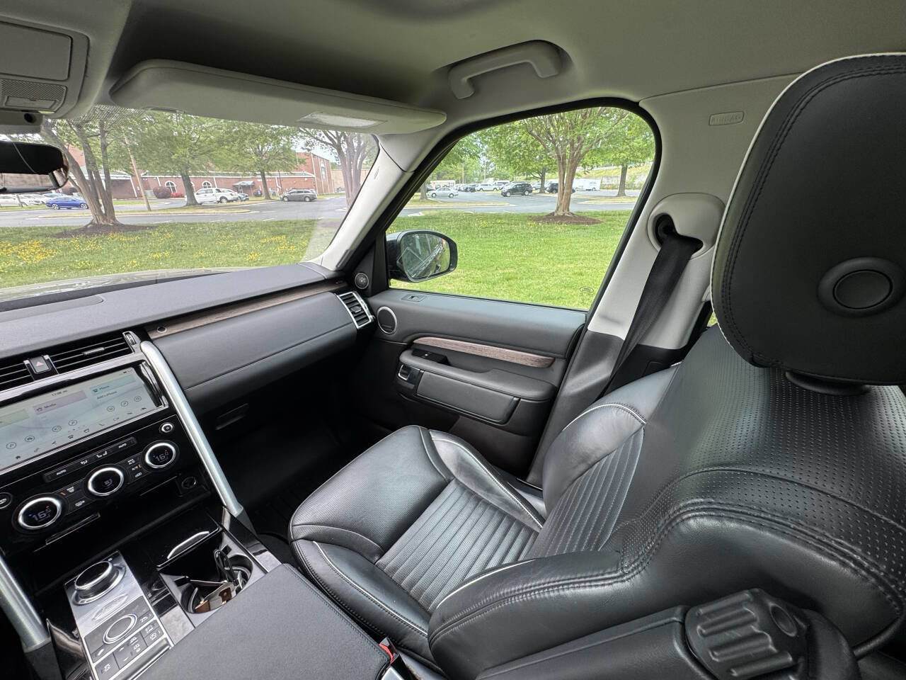 Used 2017 Land Rover Discovery HSE AWD/4WD image 37
