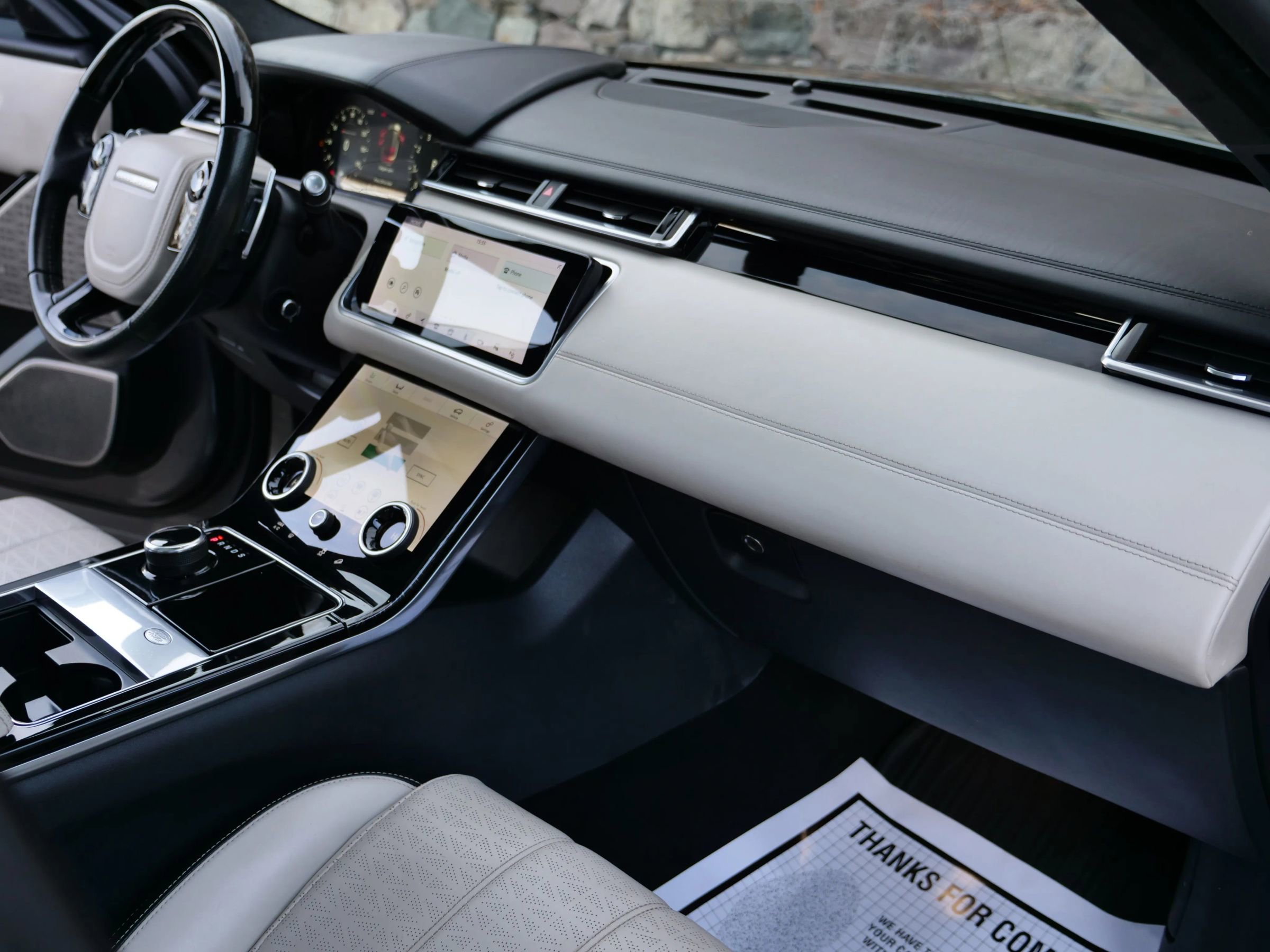 Used 2018 Land Rover Range Rover Velar R-Dynamic HSE image 29