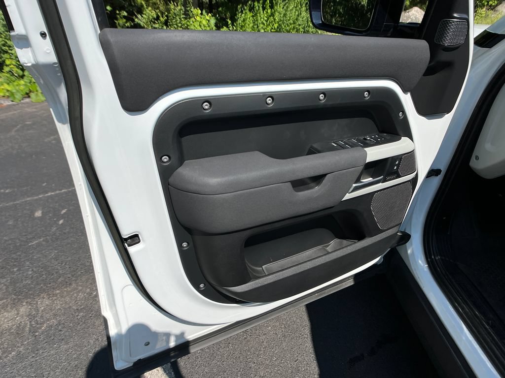 Used 2023 Land Rover Defender 110 SE AWD/4WD image 11