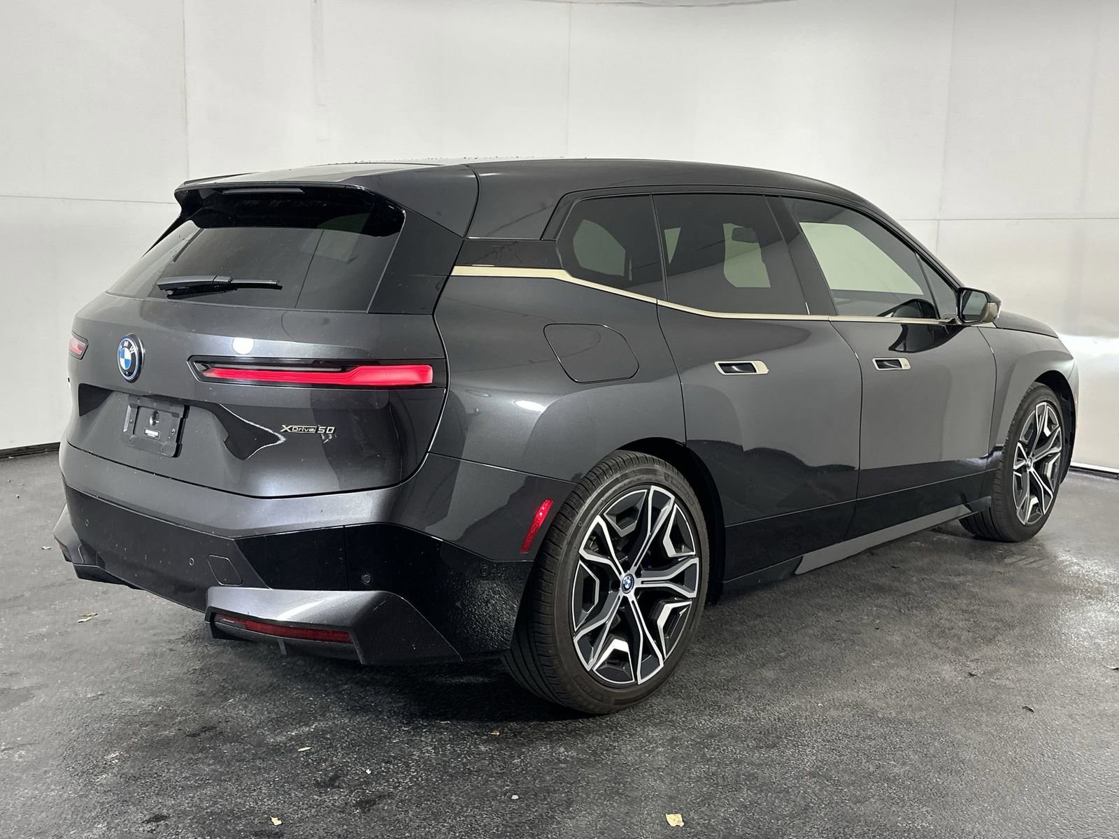 Used 2022 BMW iX xDrive50 w/ Premium Package image 8