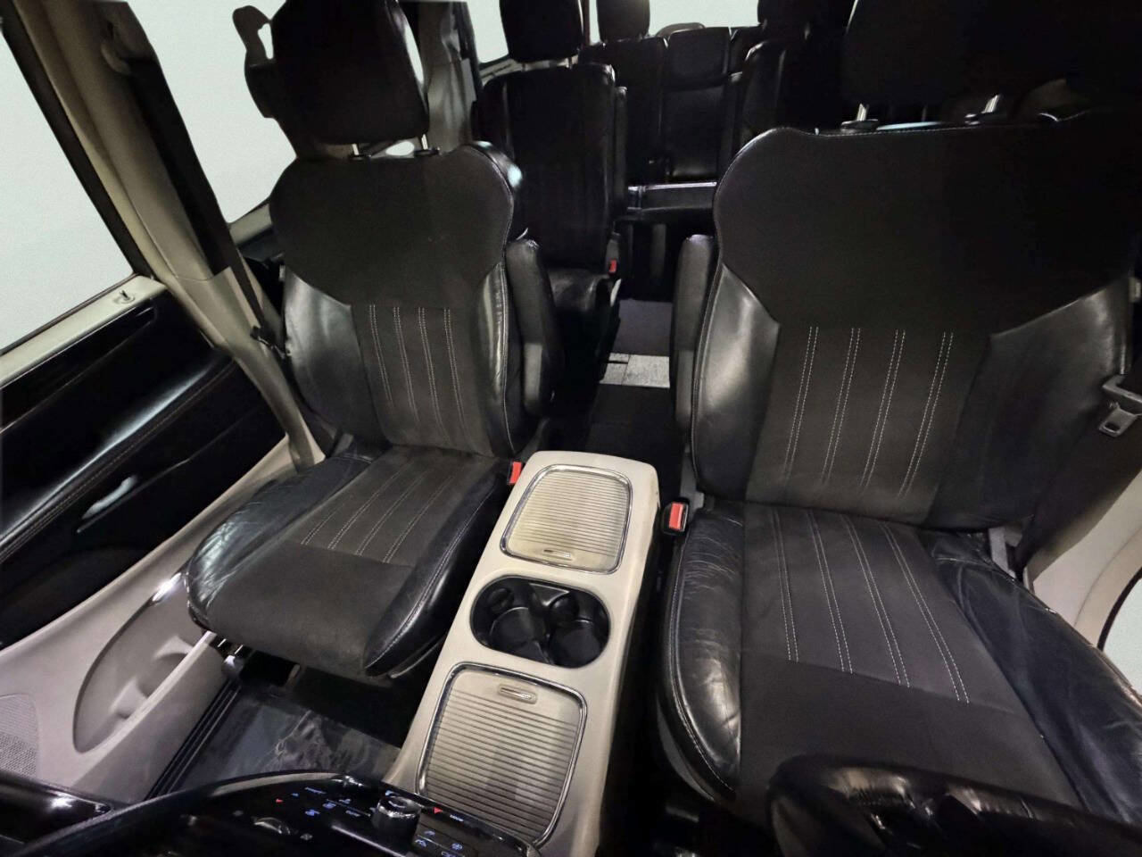 Used 2014 Chrysler Town & Country Touring-L image 18