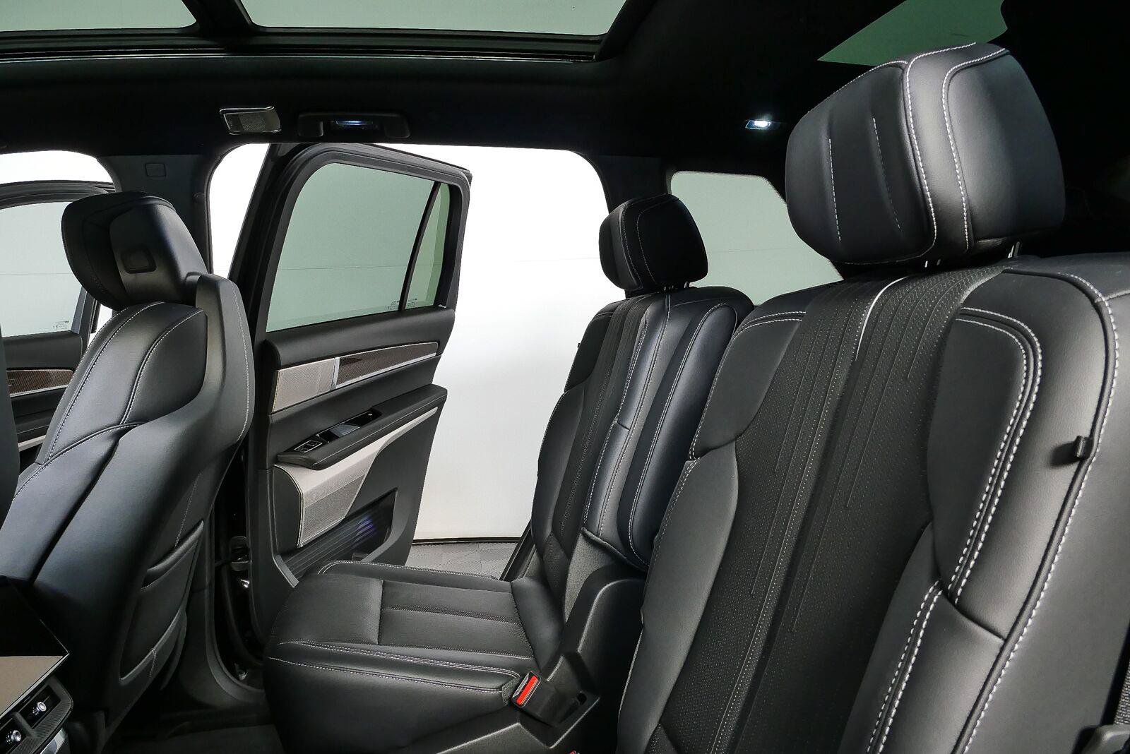 New 2027 Cadillac Vistiq Luxury AWD/4WD image 17