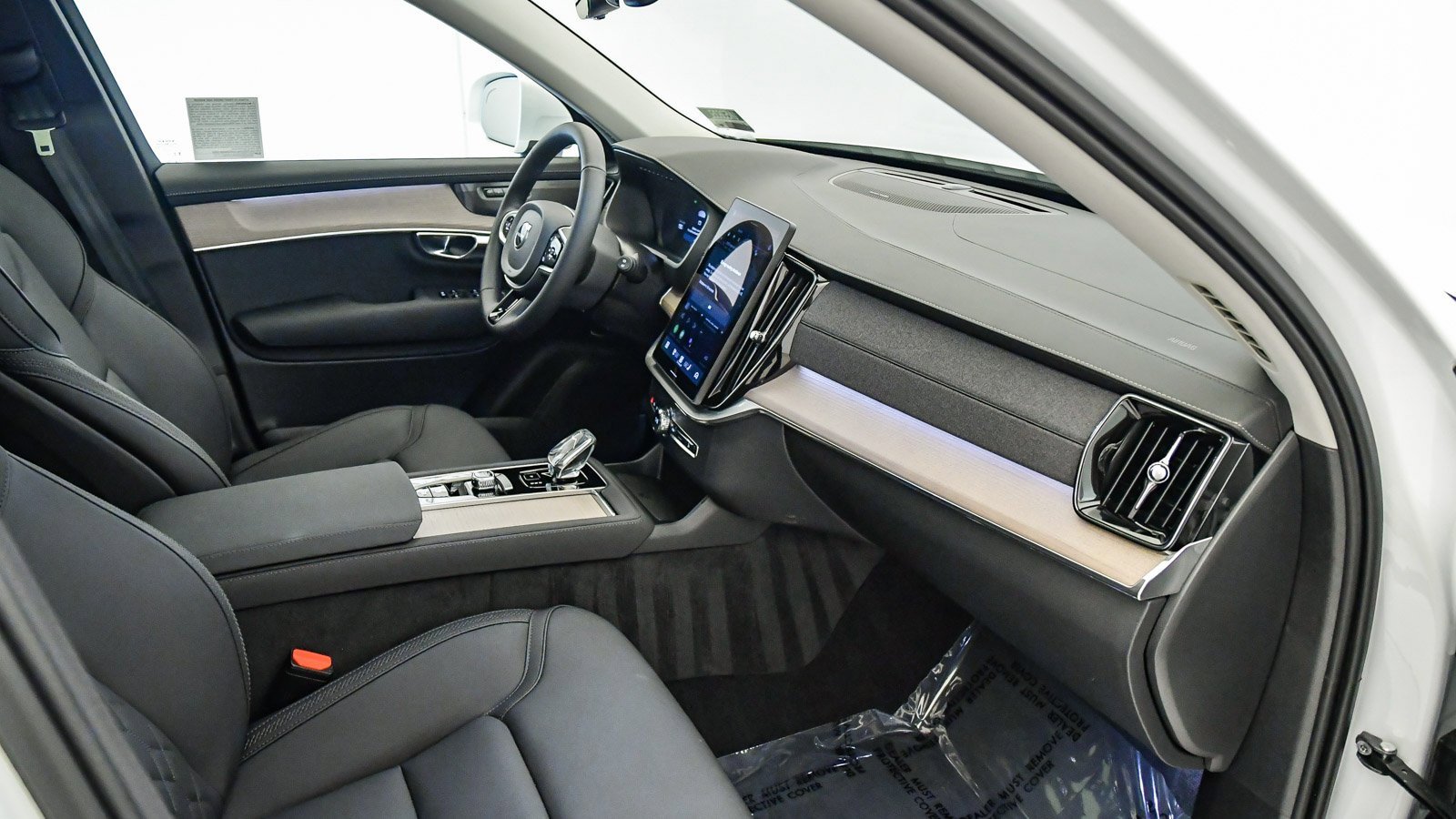 Certified 2025 Volvo XC90 B6 Plus w/ Protection Package Premier image 18