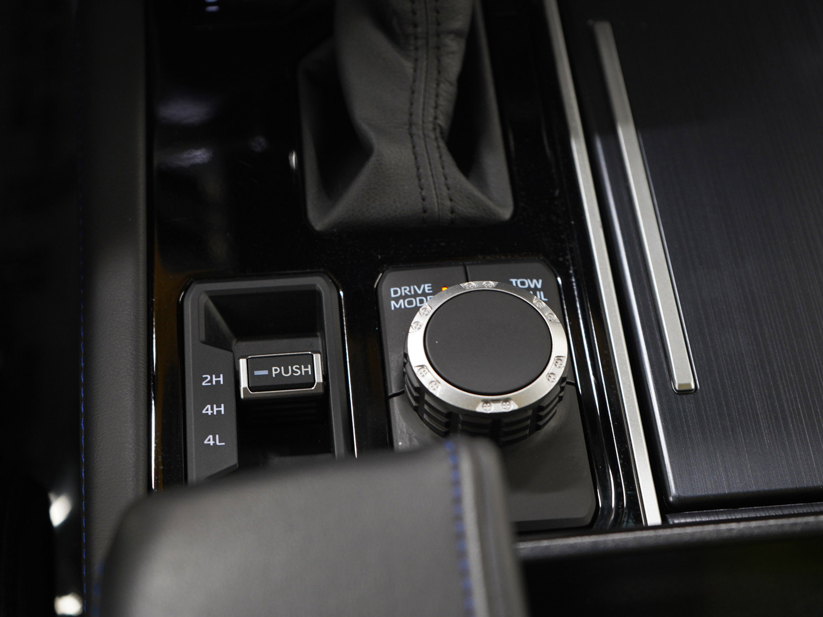 Used 2025 Toyota Sequoia Platinum AWD/4WD image 25