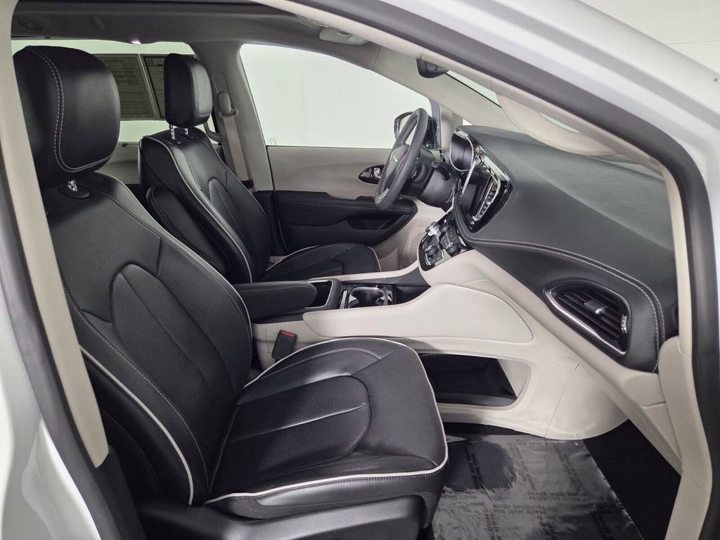 Used 2023 Chrysler Pacifica Limited AWD/4WD image 32