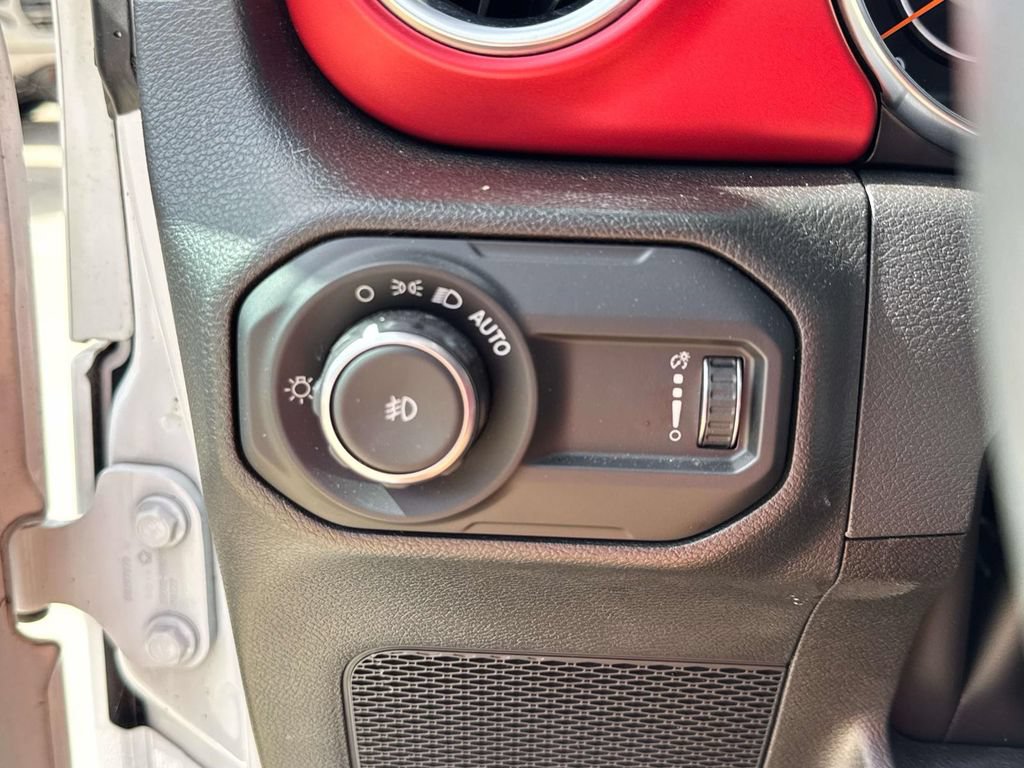 Used 2023 Jeep Wrangler Unlimited Rubicon w/ Cold Weather Group AWD/4WD image 28
