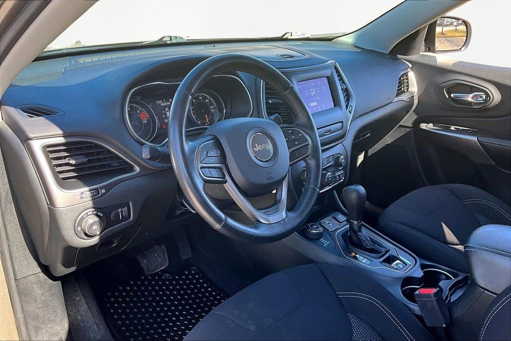 Used 2019 Jeep Cherokee Latitude w/ Cold Weather Group image 14