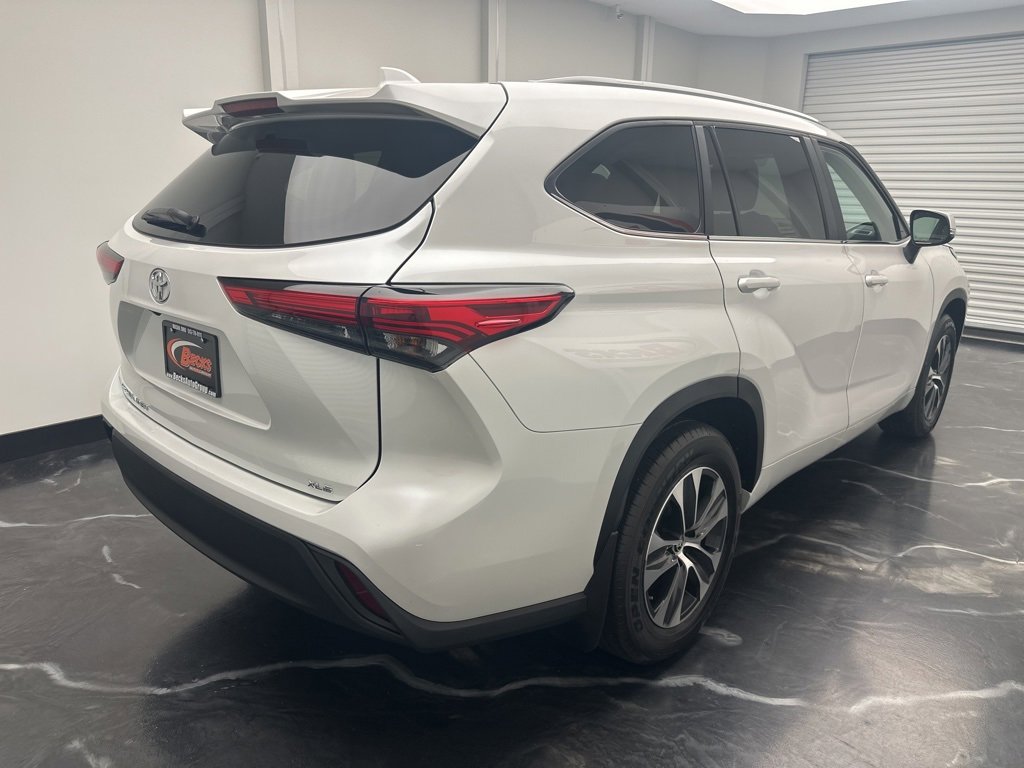Used 2023 Toyota Highlander XLE image 3