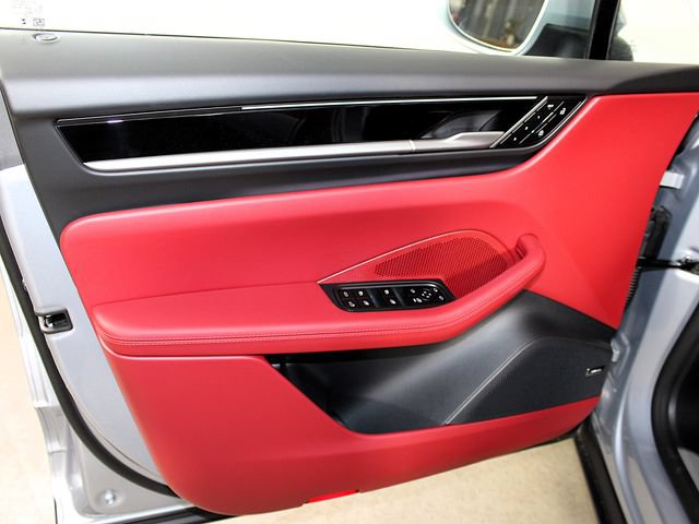 New 2026 Porsche Macan 4 Electric AWD/4WD image 18