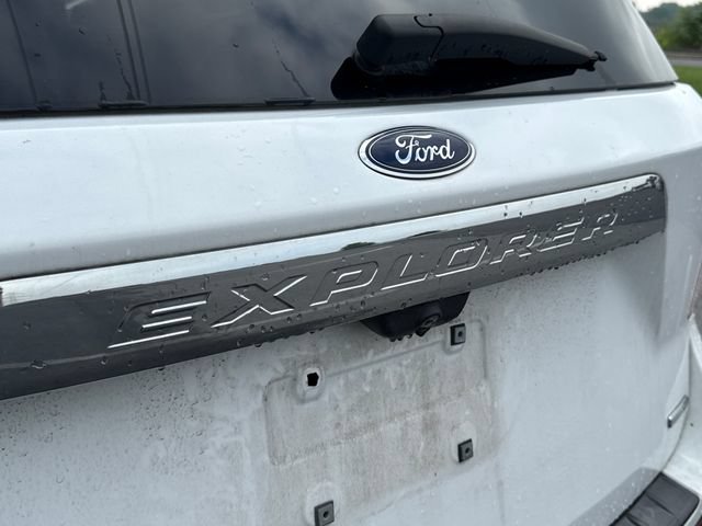 Used 2020 Ford Explorer XLT w/ Equipment Group 202A AWD/4WD image 17