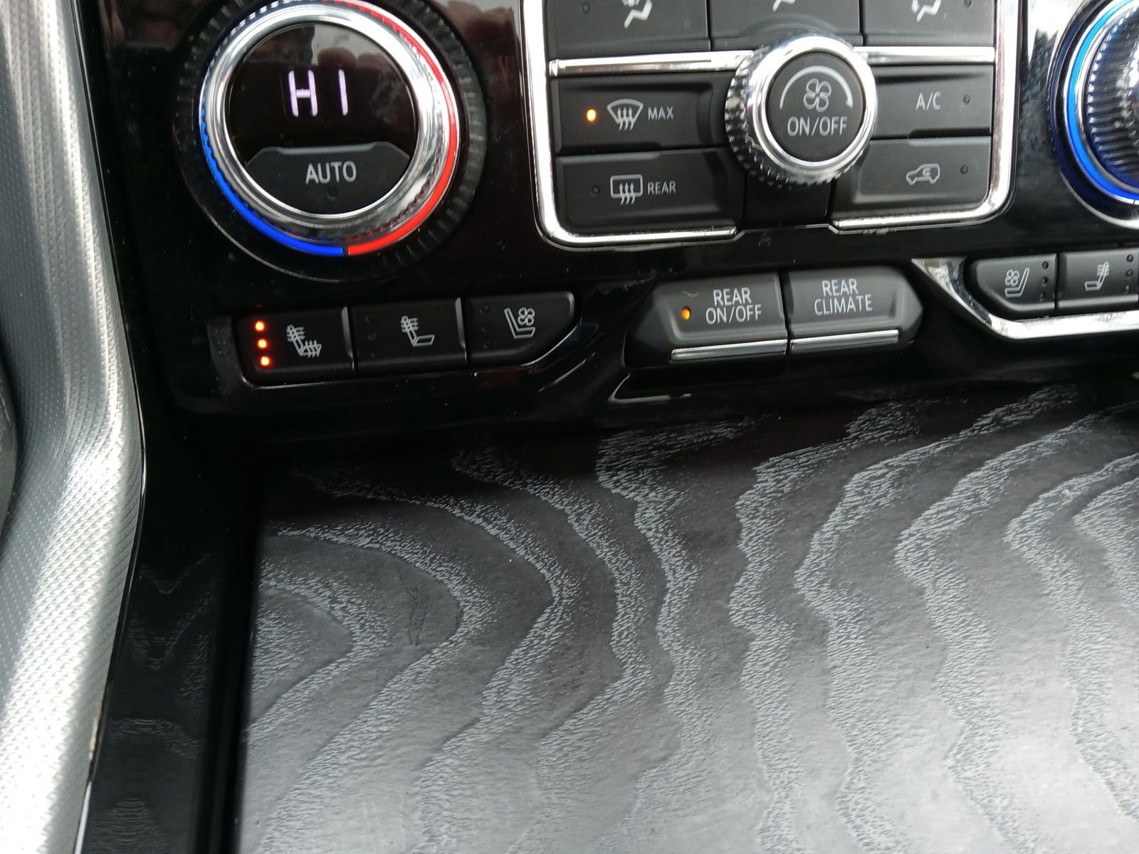 Used 2021 GMC Yukon Denali w/ Denali Premium Package image 16