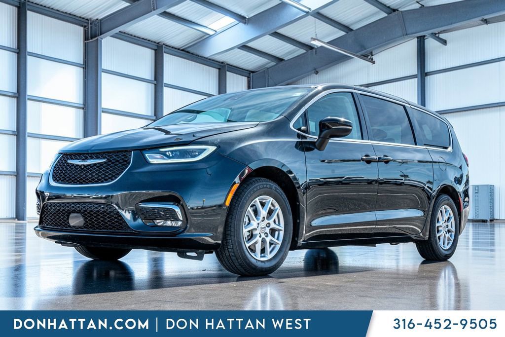 Used 2023 Chrysler Pacifica Touring-L video 1
