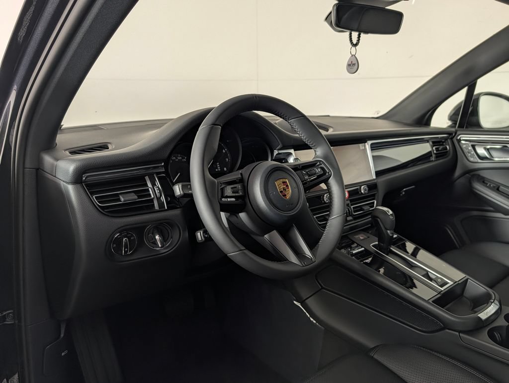 Certified 2026 Porsche Macan AWD/4WD image 4