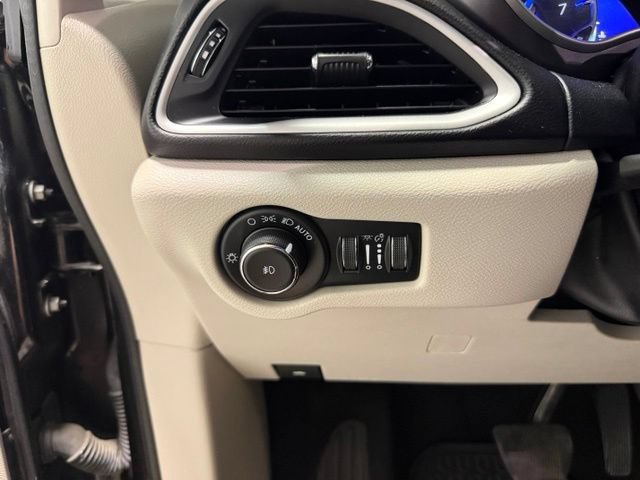 Used 2022 Chrysler Pacifica Touring-L FWD image 19