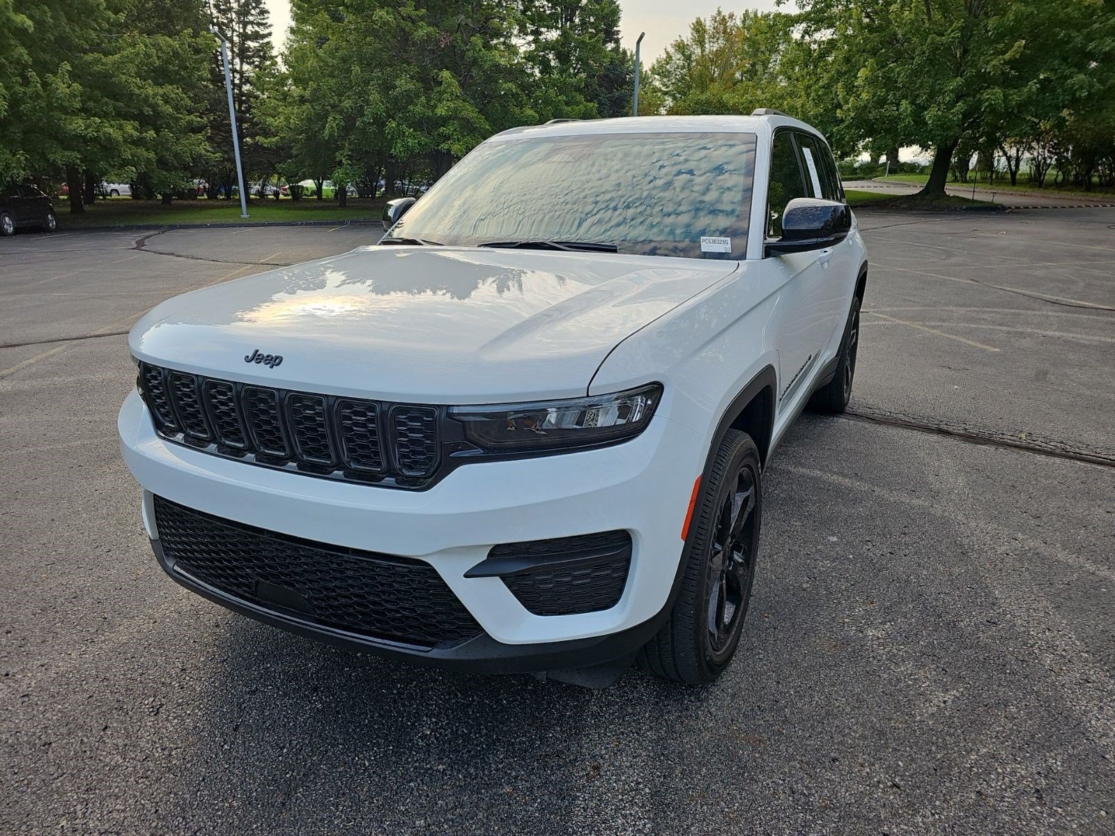Used 2023 Jeep Grand Cherokee Altitude AWD/4WD image 2