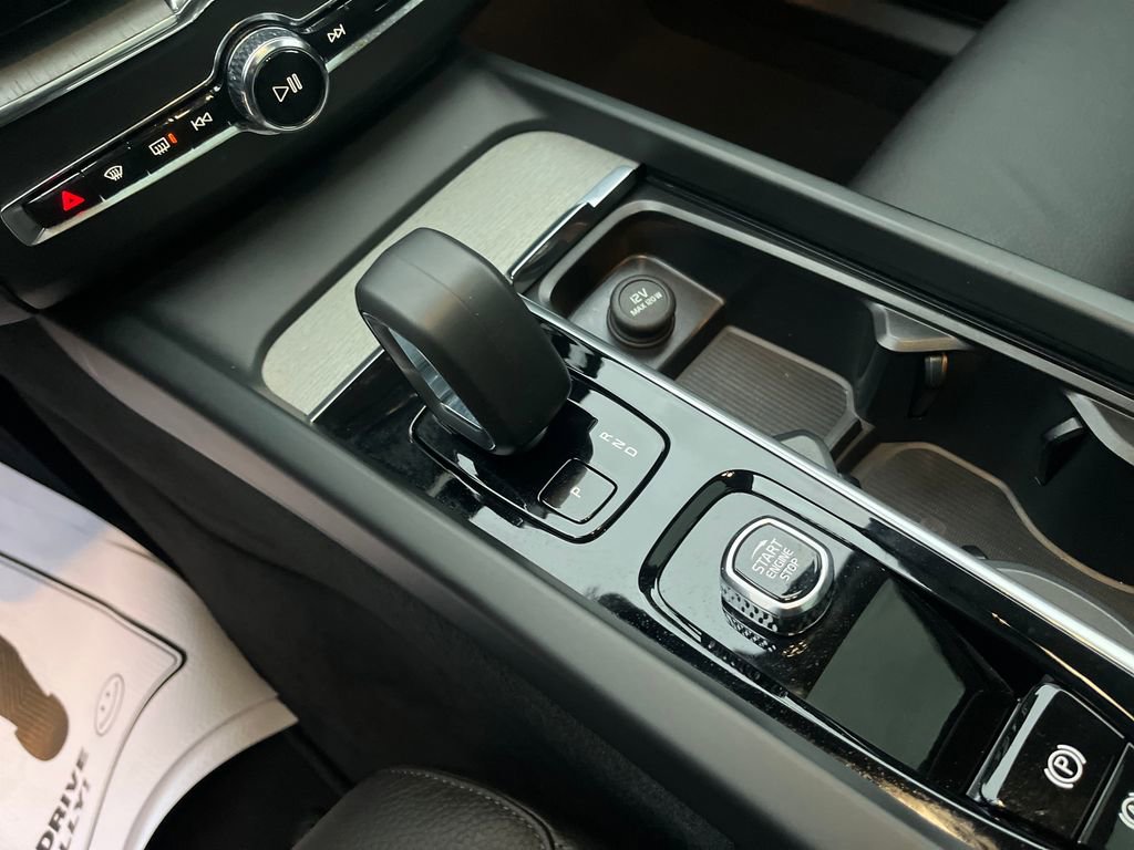 Used 2025 Volvo XC60 B5 Plus image 25