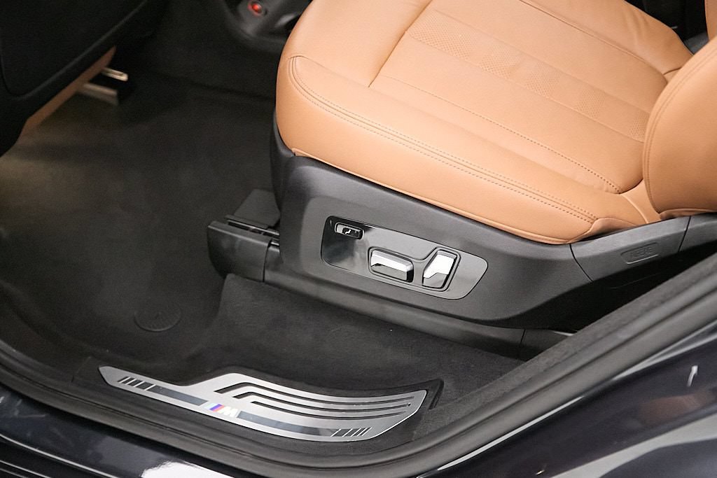 Used 2021 BMW X7 M50i w/ Dynamic Handling Package AWD/4WD image 23