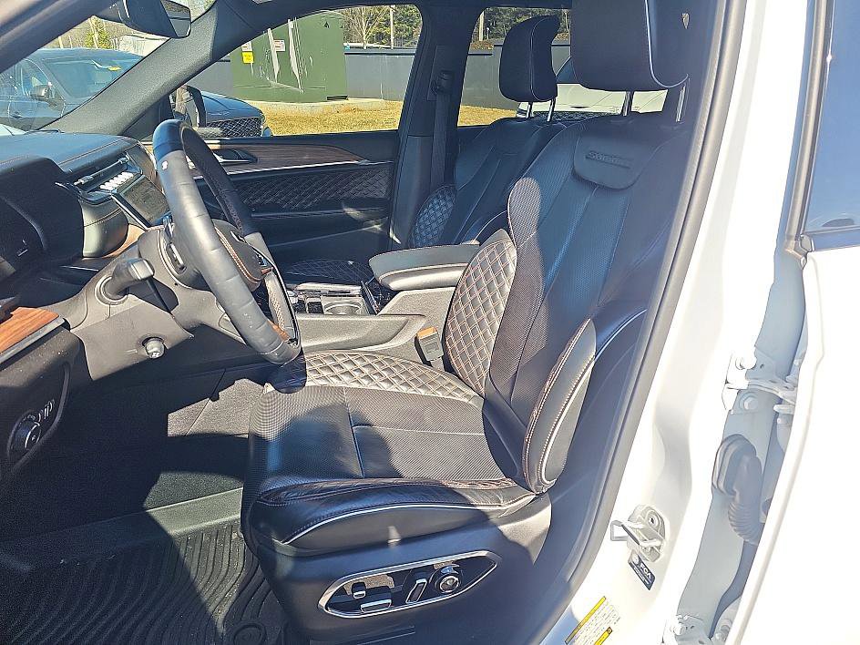 Used 2023 Jeep Grand Cherokee L Summit w/ Luxury Tech Group V image 15