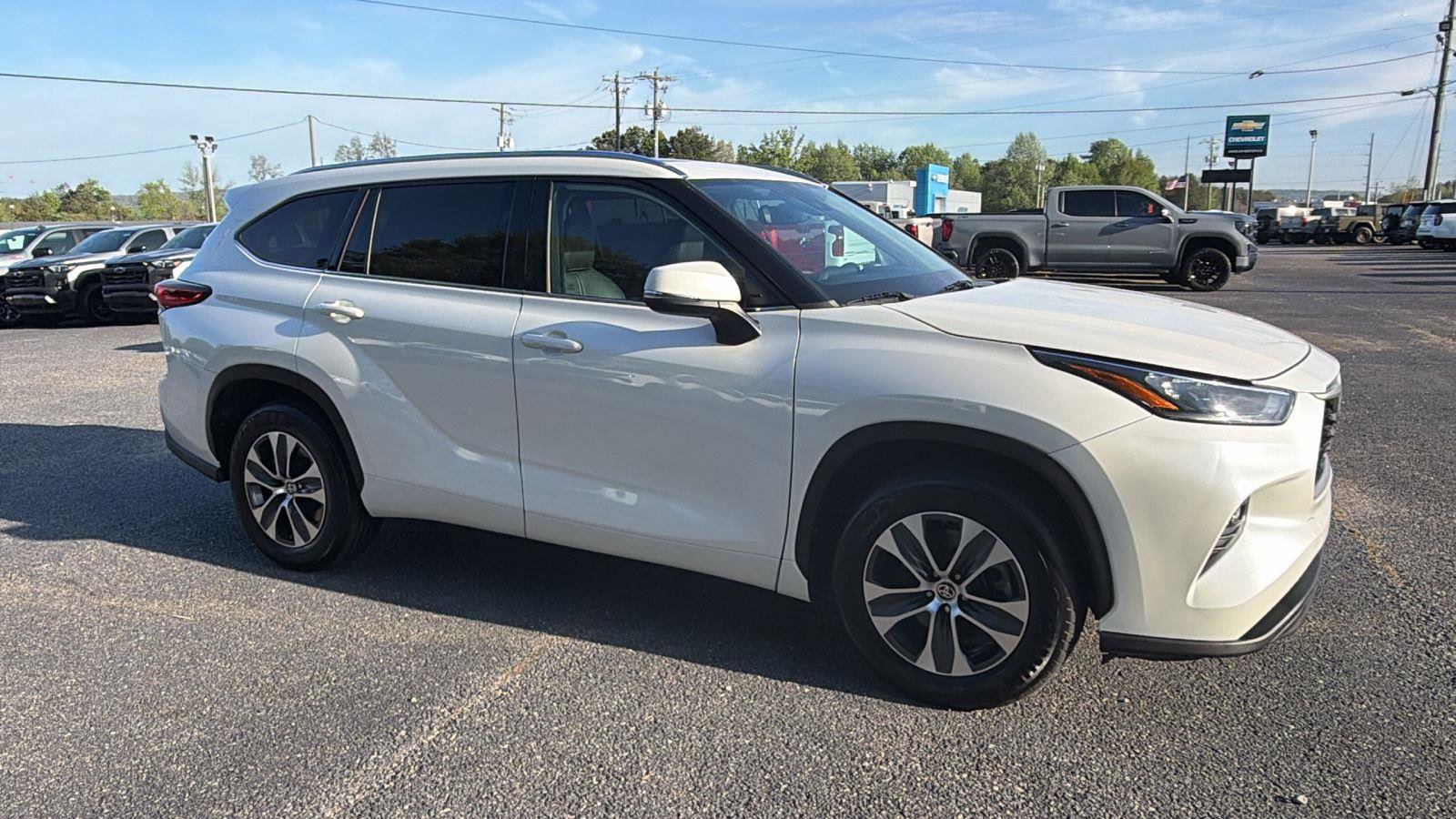 Used 2020 Toyota Highlander XLE image 3